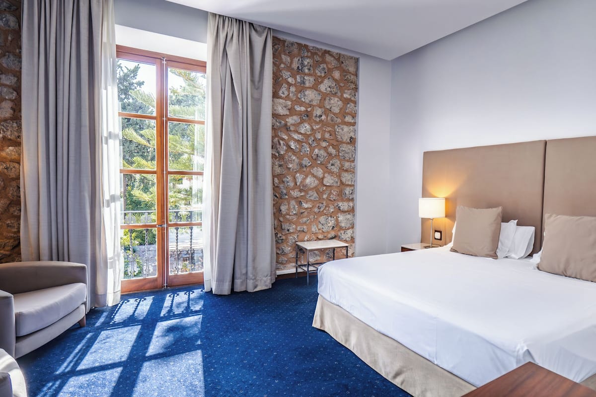 Deluxe Double Room (Spa Access) | Premium bedding, down duvets, memory-foam beds, minibar