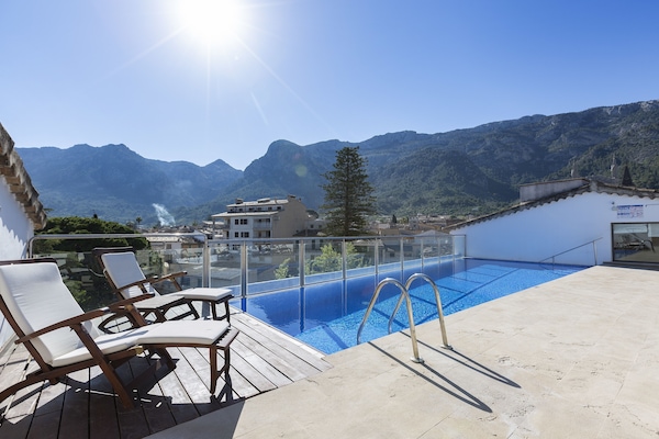 Una piscina techada, una piscina al aire libre de temporada, sombrillas