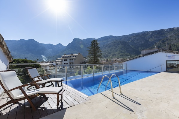 Innendørsbasseng, sesongbasert utendørsbasseng og bassengparasoller