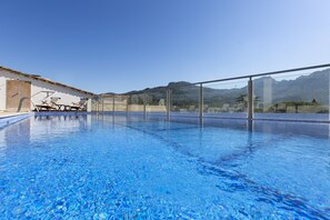 Piscine couverte, piscine extérieure (ouverte en saison)