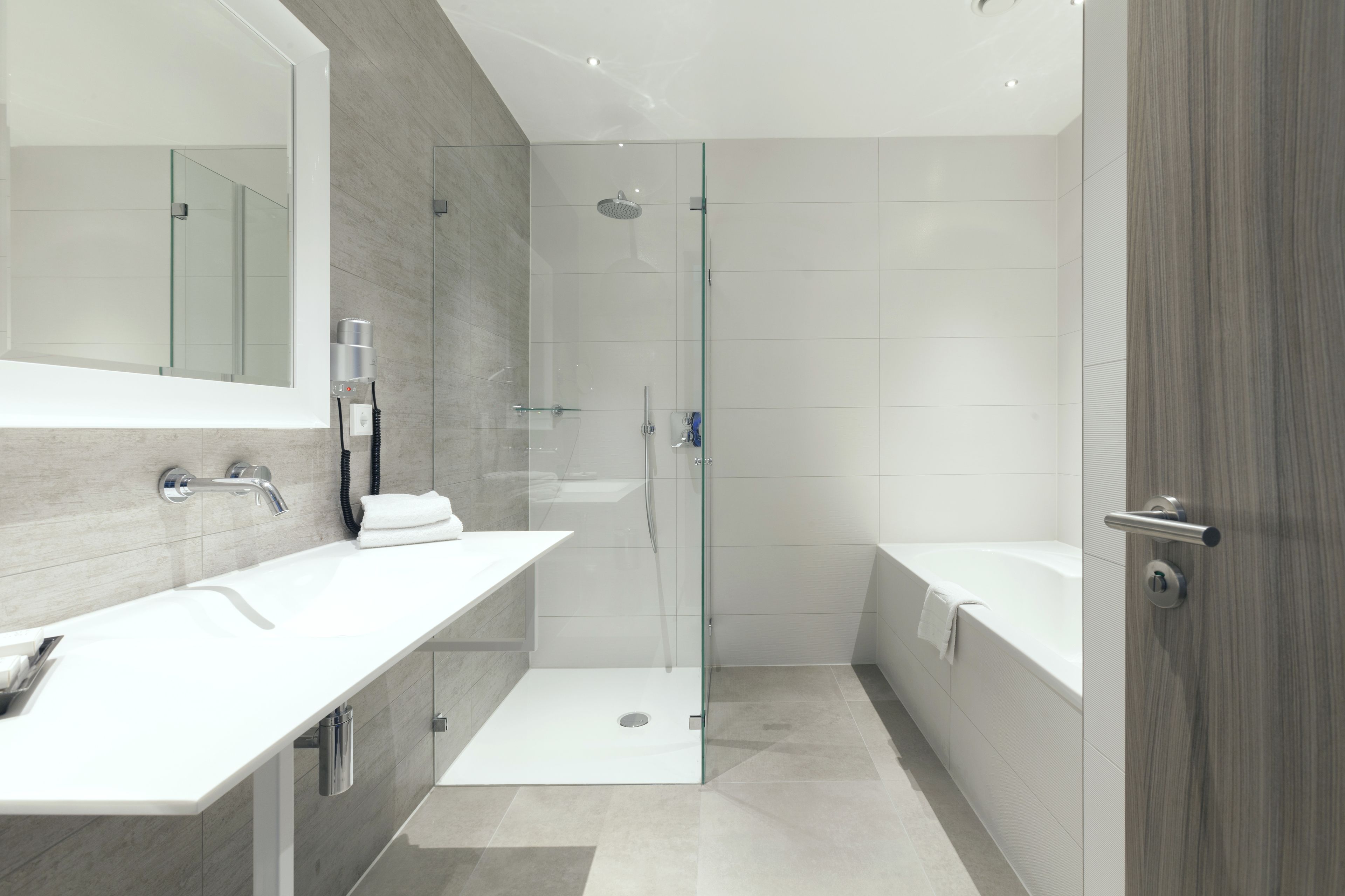 deluxe room, 1 double bed | bathroom | combined shower/bathtub, free toiletries, hair dryer, towels