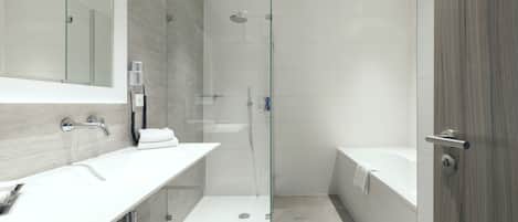 Chambre Deluxe, 1 lit double | Salle de bain | Ensemble baignoire-douche, articles de toilette (gratuits)