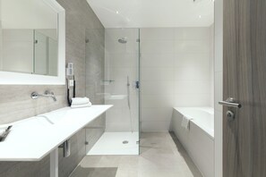 Deluxe Room, 1 Double Bed | Bathroom | Combined shower/bathtub, free toiletries, hair dryer, towels