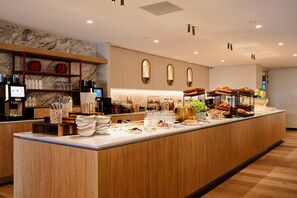 朝食 (ビュッフェ)、毎日提供 (1 名様 22.50 EUR)