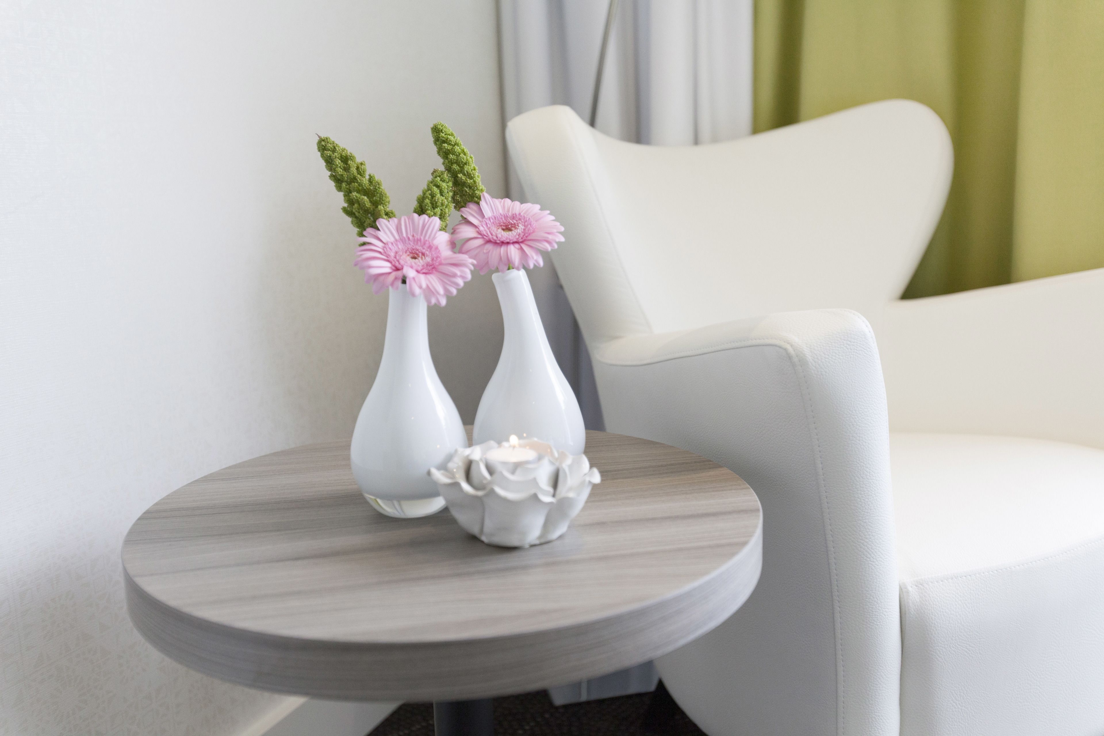 deluxe room, 1 double bed | living area | plasma tv