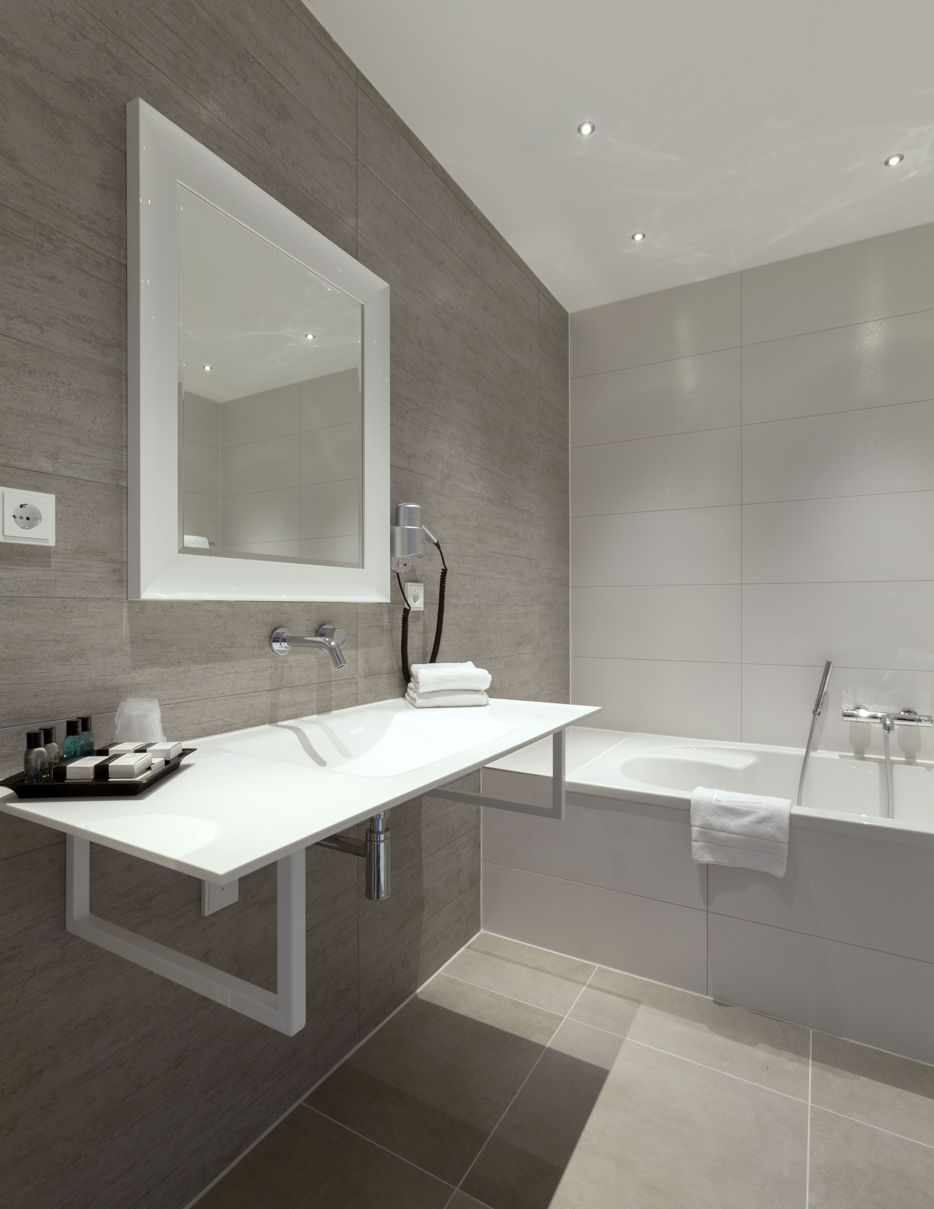 deluxe room, 1 double bed | bathroom | combined shower/bathtub, free toiletries, hair dryer, towels