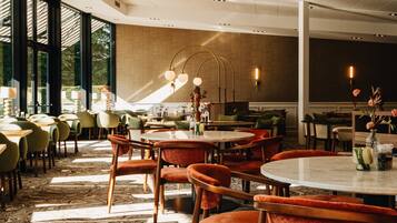 Breakfast, lunch and dinner served