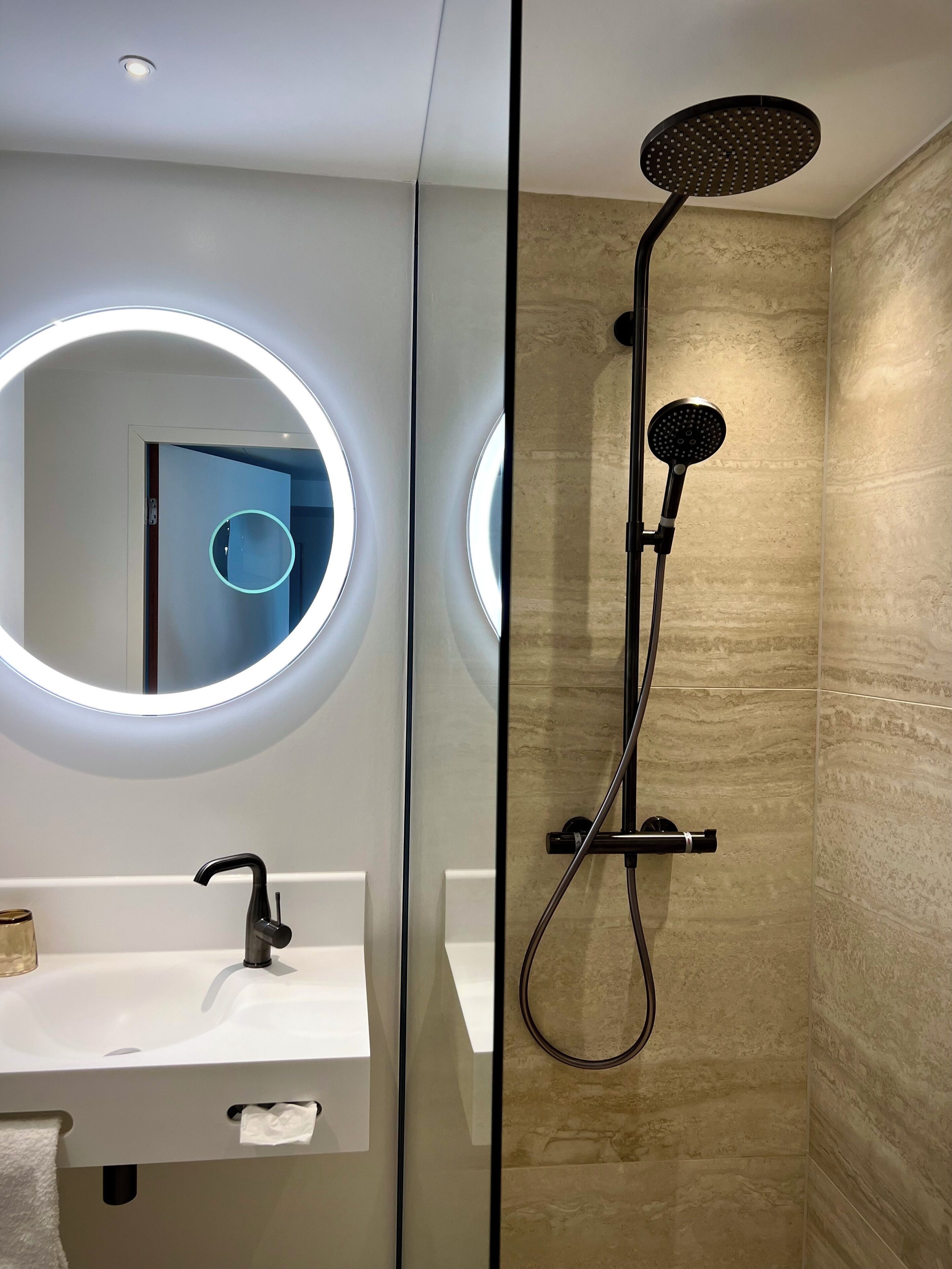 comfort twin room, 2 single beds | bathroom | combined shower/bathtub, free toiletries, hair dryer, towels