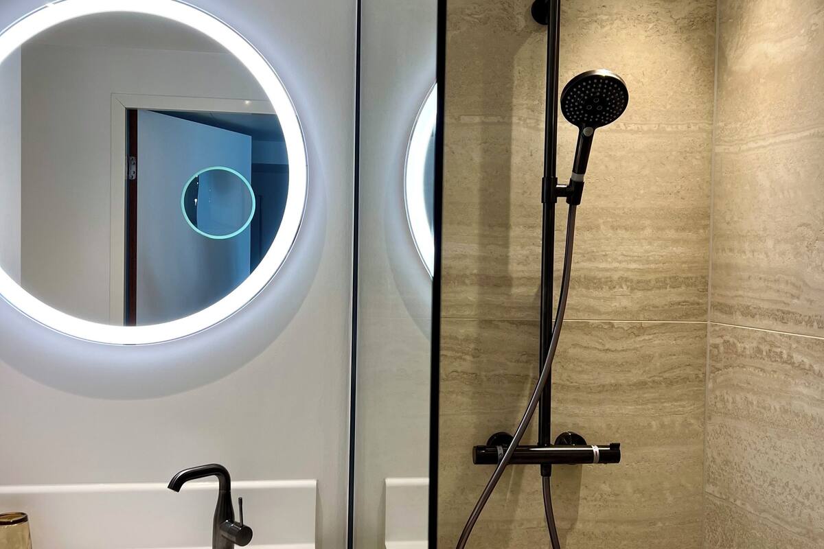 comfort twin room, 2 single beds | bathroom | combined shower/bathtub, free toiletries, hair dryer, towels