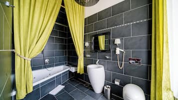 Double Room | Bathroom | Shower, free toiletries, hair dryer, towels