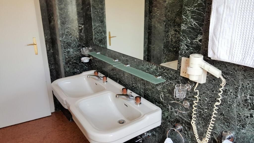 double room | bathroom | shower, free toiletries, hair dryer, towels