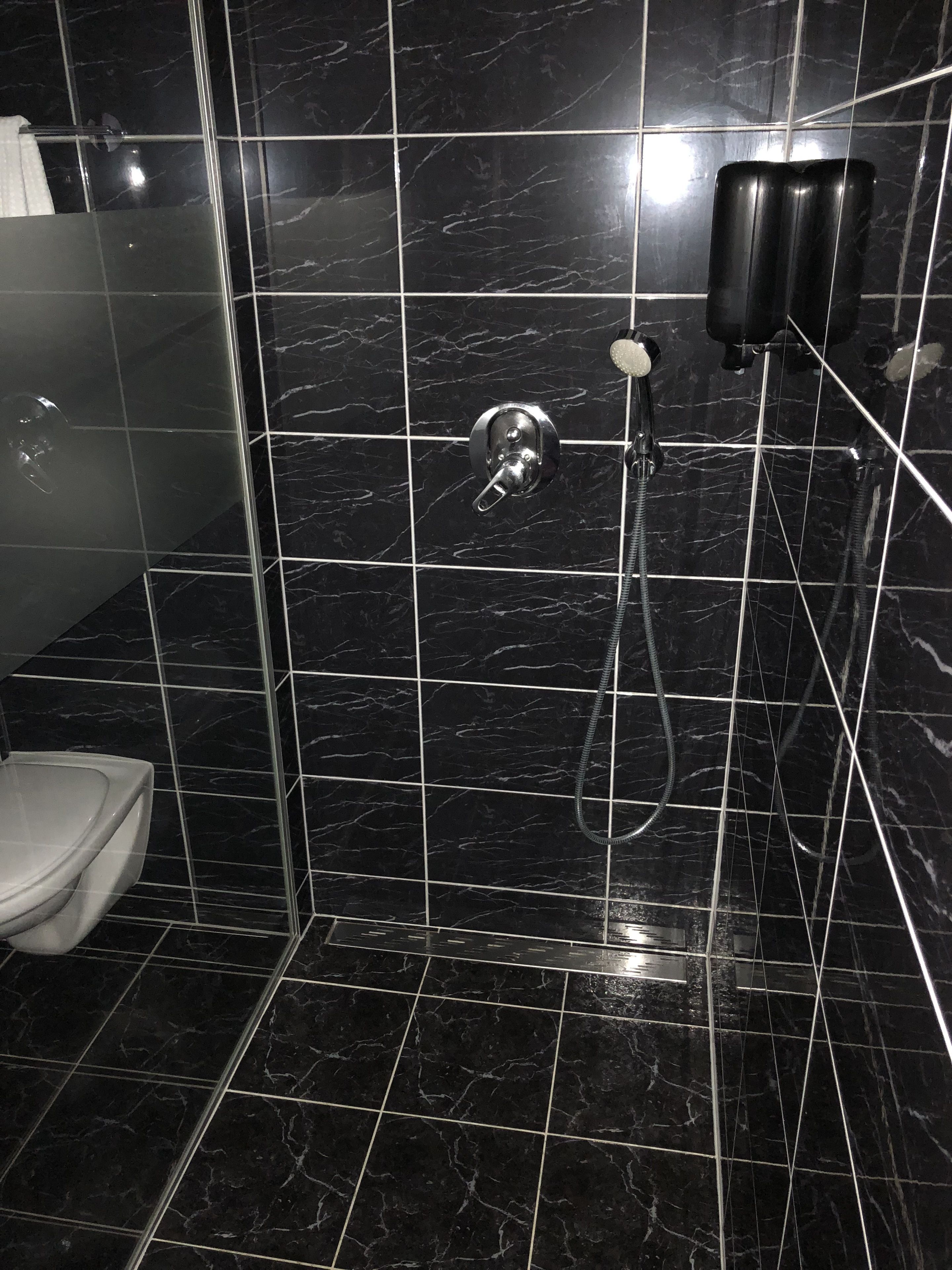 single room | bathroom shower