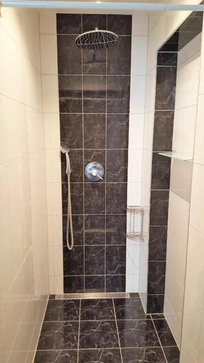 Single Room | Bathroom | Shower, free toiletries, hair dryer, towels - Hotel Goldene Spinne (Vienna)