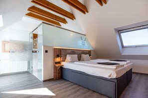 Panoramic Suite | Hypo-allergenic bedding, in-room safe, desk, blackout curtains - Binders Budget City Mountain Hotel (Innsbruck)