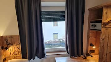 Einzelzimmer Fuchslöchl | Seprai antialergi, brankas, meja kerja, dan tirai kedap cahaya