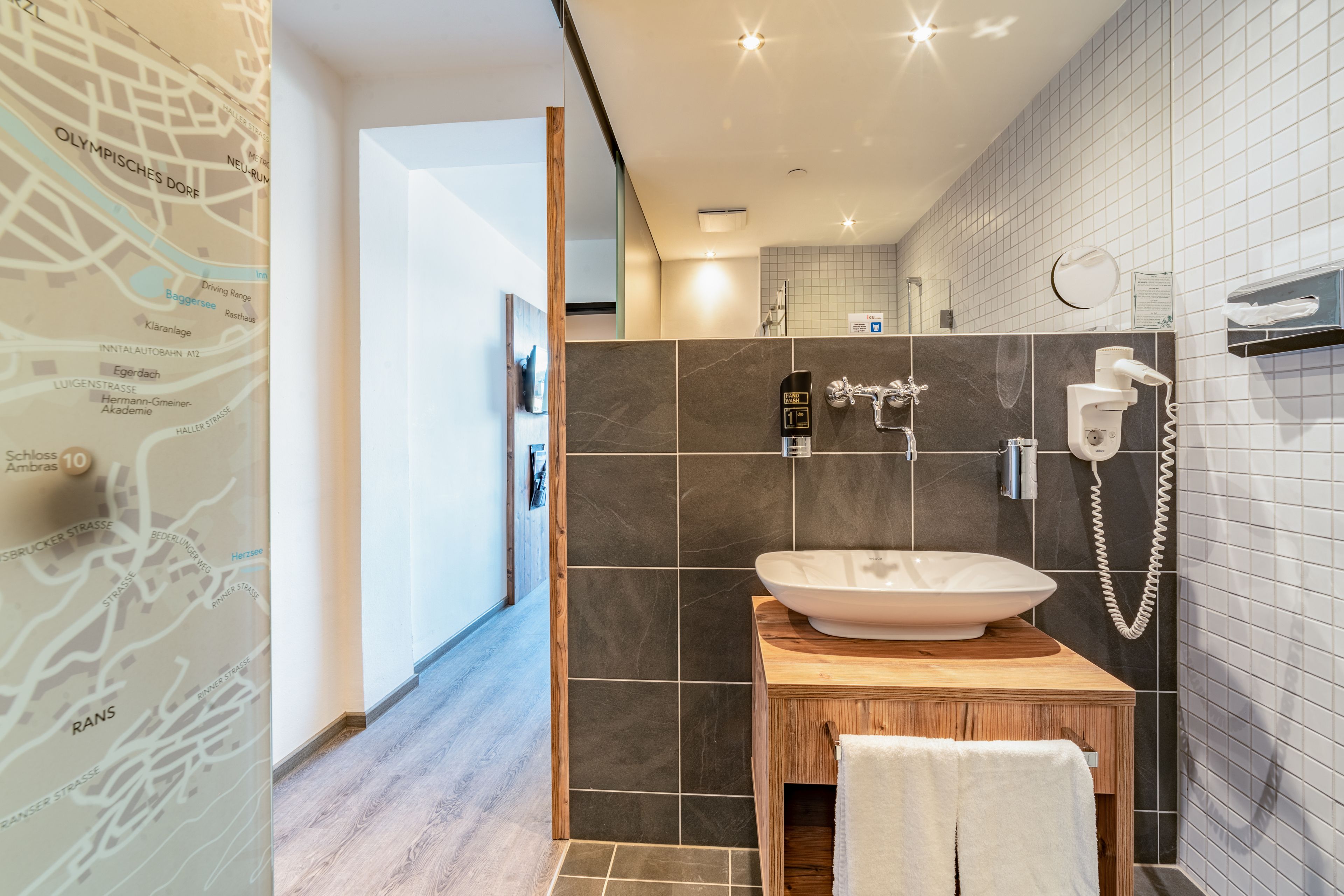 executive double room (free wifi) | bathroom | free toiletries, hair dryer, towels