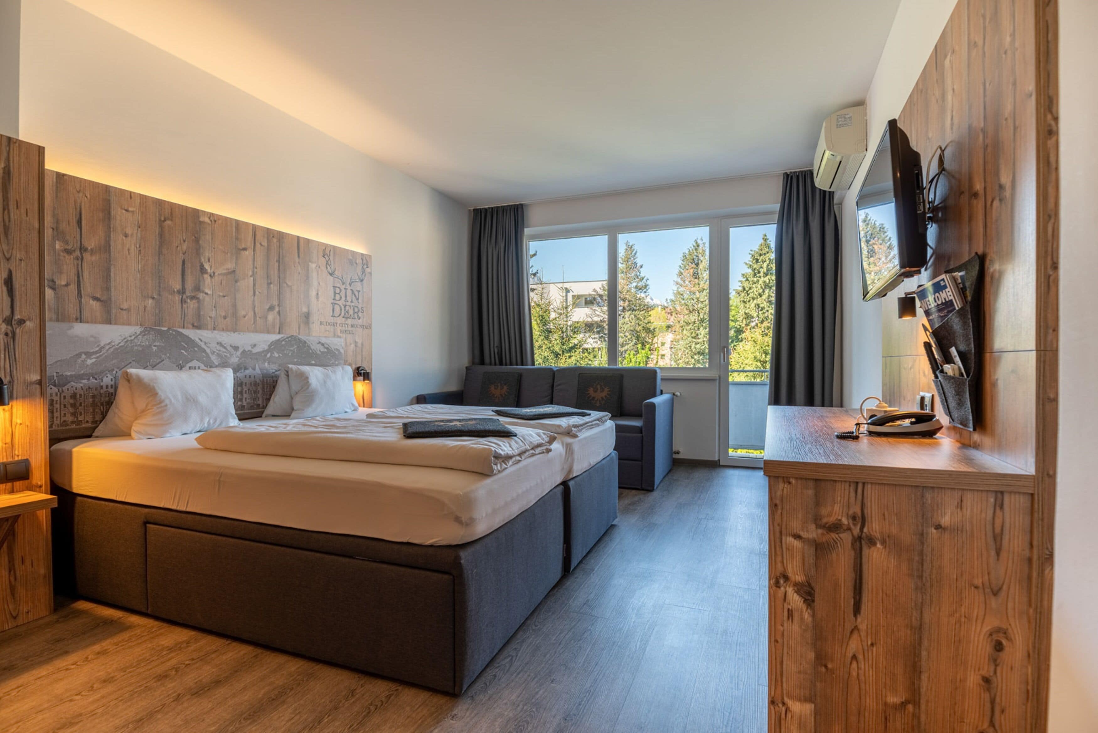 Familjerum | Allergitestade sängkläder, värdeförvaringsskåp på rummet och skrivbord