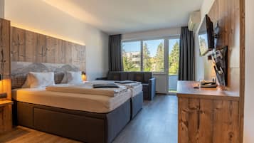 Familjerum | Allergitestade sÀngklÀder, vÀrdeförvaringsskÄp pÄ rummet och skrivbord