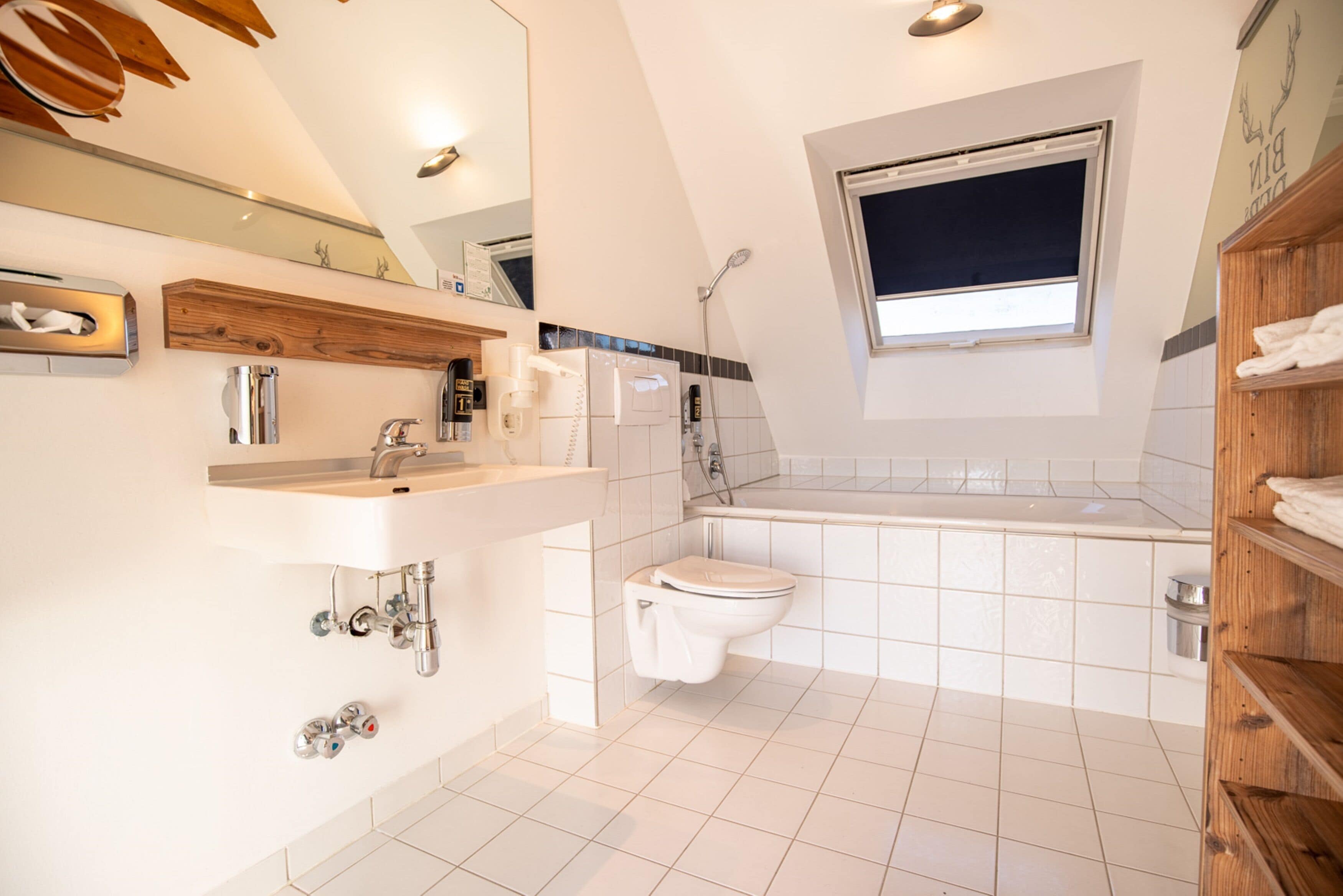 Une salle de bain moderne équipée de toilettes, d’un lavabo et d’une baignoire.