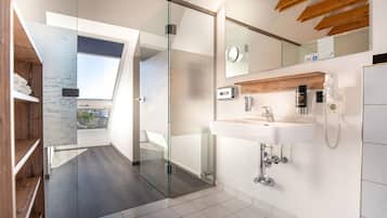 Panoramic Suite | Bathroom | Free toiletries, hair dryer, towels
