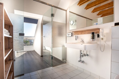 Panoramic Suite | Bathroom. Binders Budget City Mountain Hotel