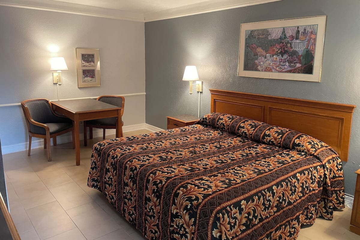 ألحفة محشوة بالريش ومكتب وستائر تعتيم ومكواة/لوح كي