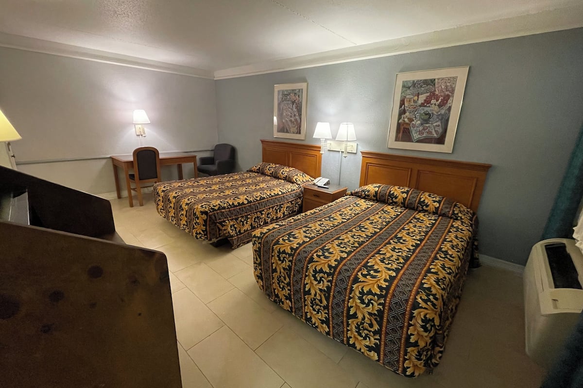 ألحفة محشوة بالريش ومكتب وستائر تعتيم ومكواة/لوح كي