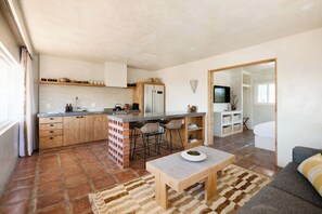 Deluxe One Bedroom King Suite Oceanview | Private kitchen | Mini-fridge, coffee/tea maker