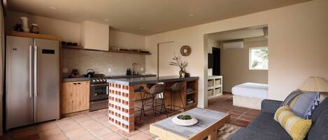 Deluxe Queen Studio Island Suite Garden | Wohnbereich | 32-Zoll-Flachbildfernseher mit Kabelempfang, Fernseher