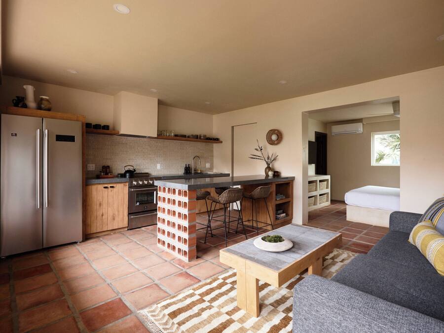 Deluxe Queen Studio Island Suite Garden | Oppholdsområde | En 32-tommers Flatskjerm-TV med kabel-kanaler samt TV