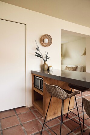 Deluxe Queen Studio Island Suite Garden | In-room dining