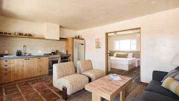 Deluxe One Bedroom Queen Suite Oceanview | Oleskelualue | 32–tuumainen taulutelevisio, jossa kaapelikanavat