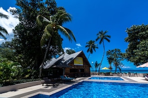 Piscina externa, espreguiçadeiras