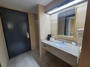 Habitación, 2 camas matrimoniales, para no fumadores (Pet Friendly) | Baño | Tina con regadera, amenidades de baño gratuitas, toallas 