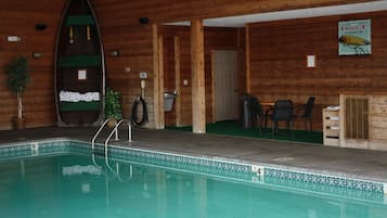 Kolam renang indoor, dengan kursi berjemur