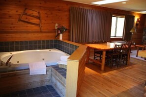 Jetted bathtub - The Lodge at Crooked Lake (Siren)