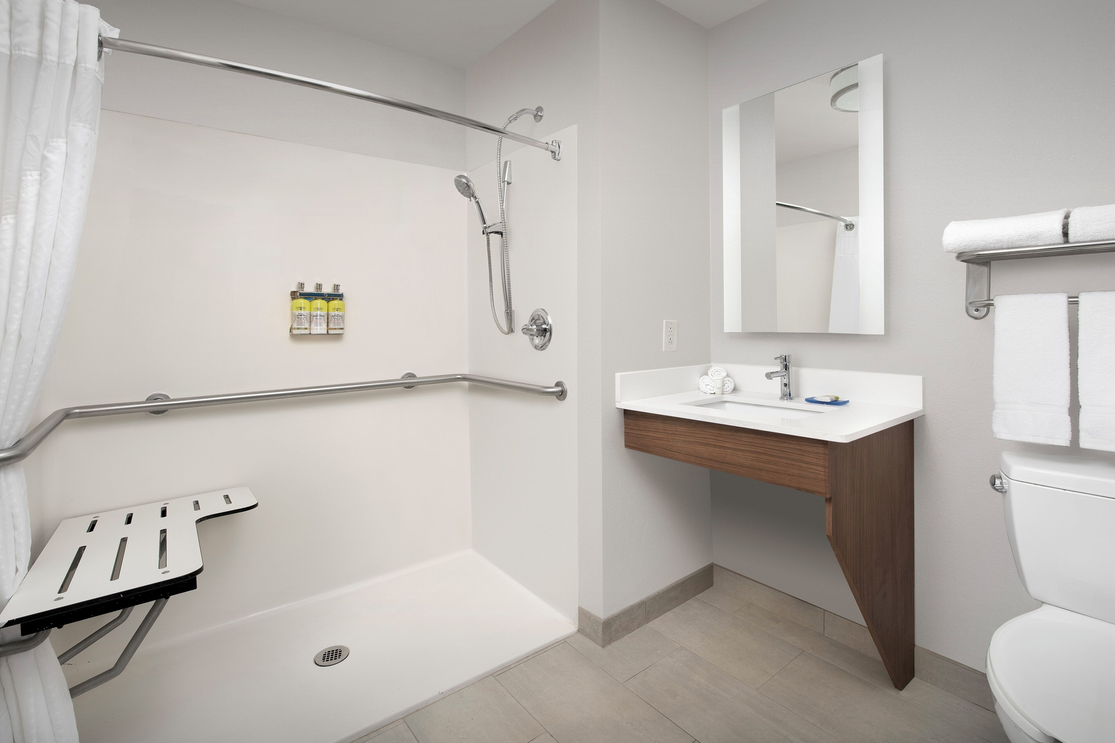 Ein modernes Badezimmer mit Dusche, Toilette und Waschbecken.