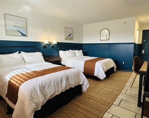 Standaard kamer, 2 tweepersoonsbedden, niet-roken | Een bureau, een strijkplank/strijkijzer, gratis wifi, beddengoed