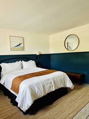 Desk, iron/ironing board, free WiFi, bed sheets - Budget Host East End Hotel in Riverhead (Riverhead)