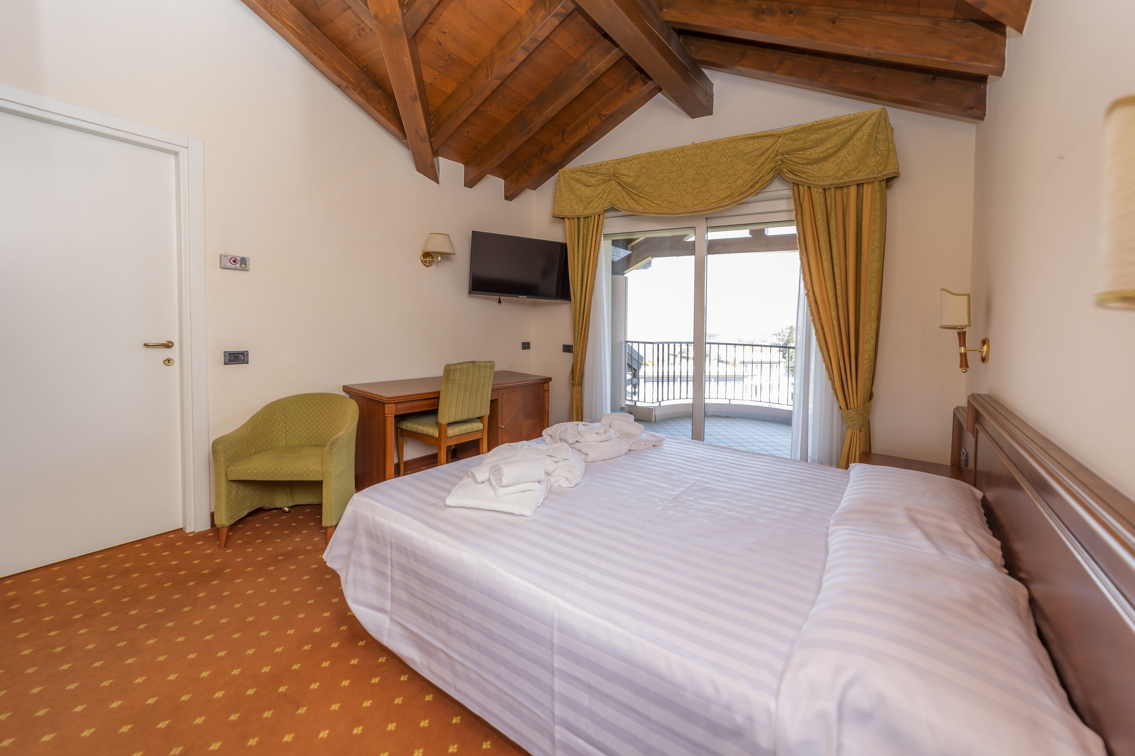 Een minibar, een kluis op de kamer, een bureau, gratis wifi