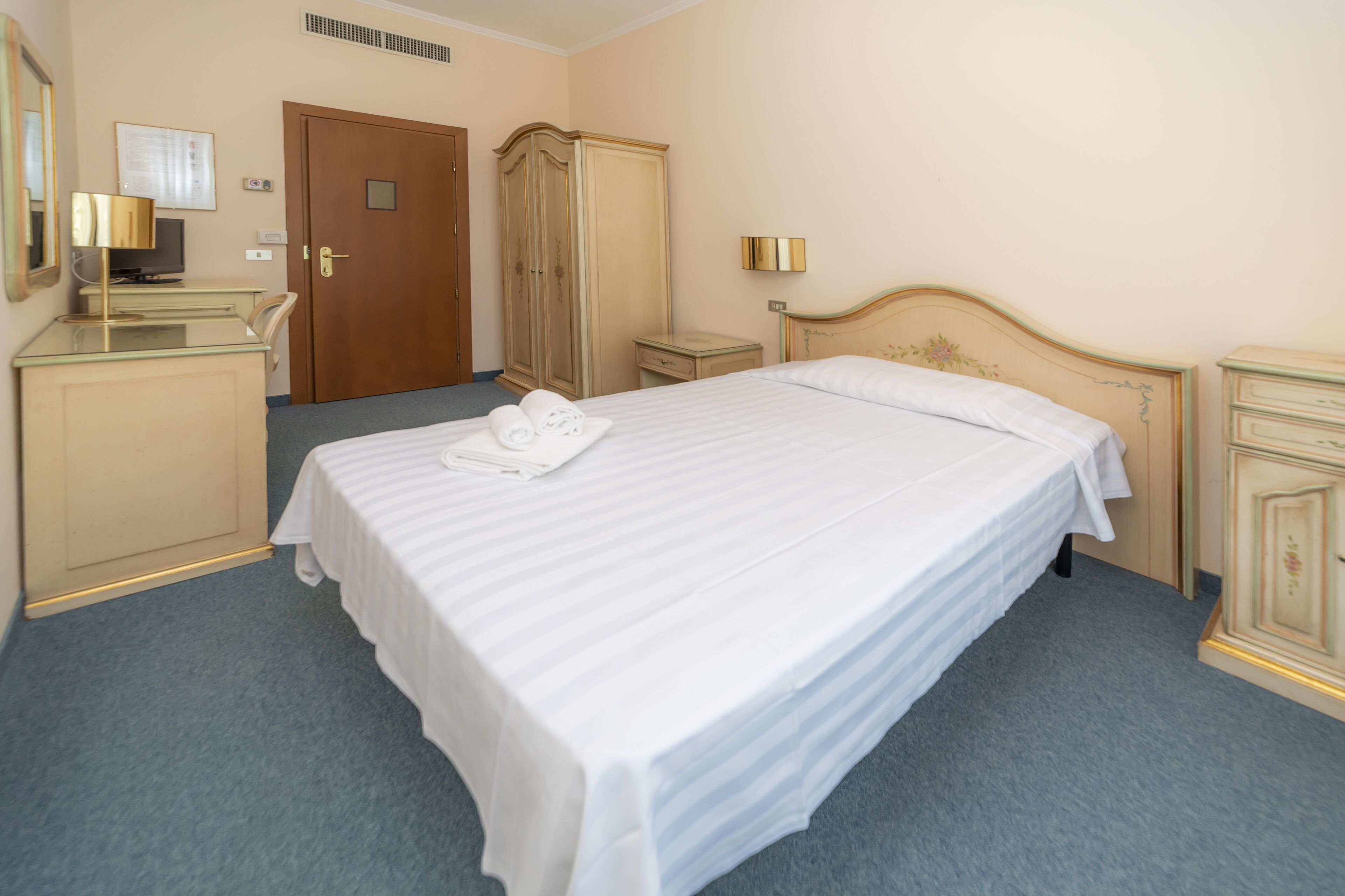 Een minibar, een kluis op de kamer, een bureau, gratis wifi