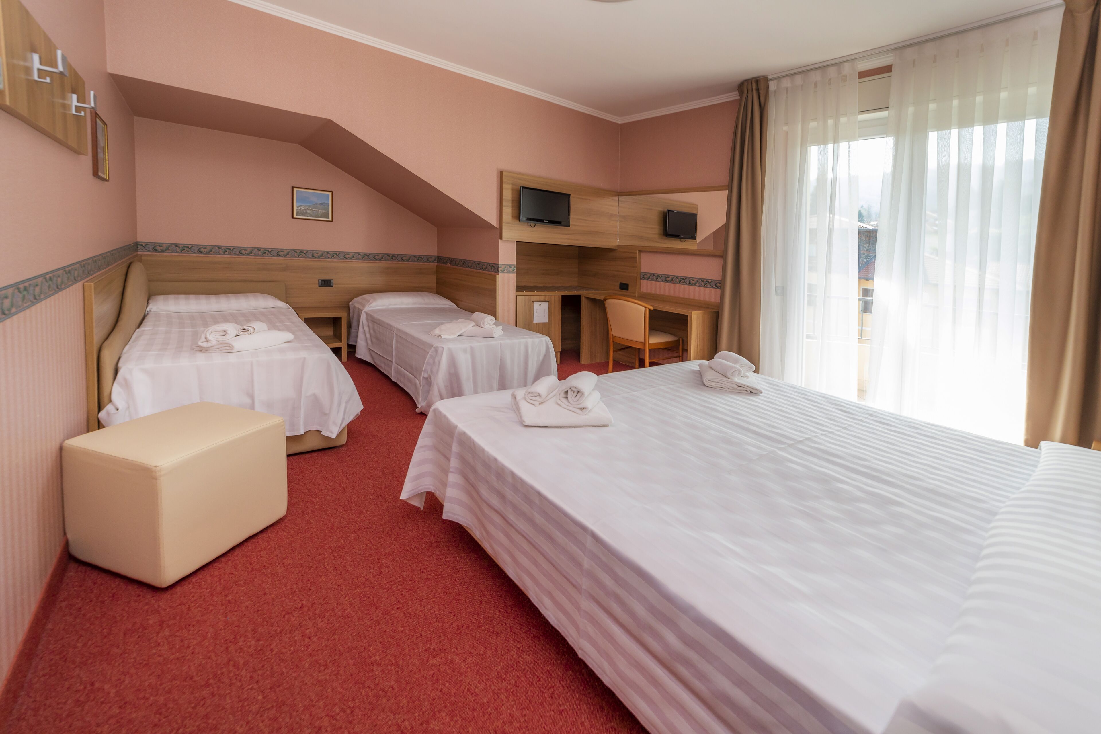 comfort quadruple room | minibar, in-room safe, desk, free wifi