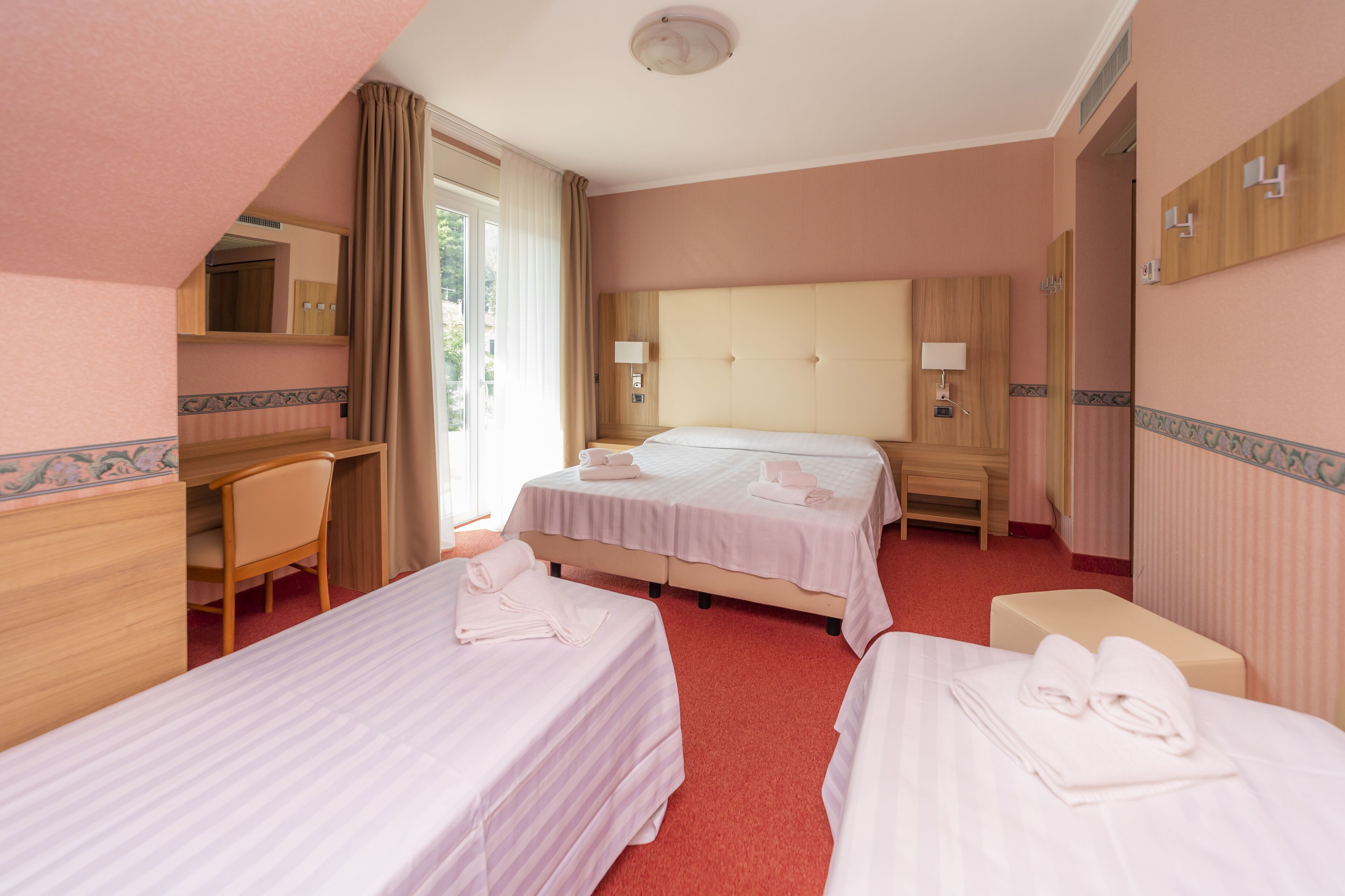 Comfort vierpersoonskamer | Een minibar, een kluis op de kamer, een bureau, gratis wifi