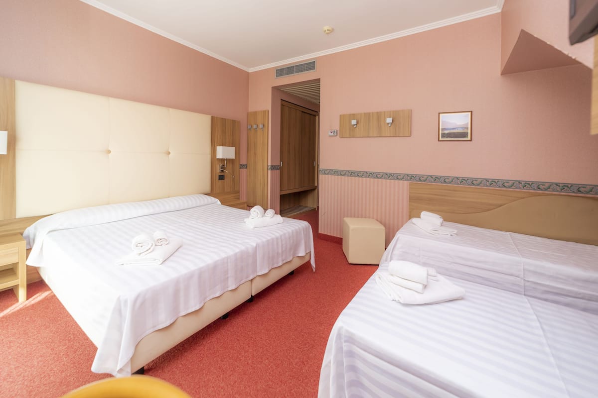 comfort quadruple room | minibar, in-room safe, desk, free wifi