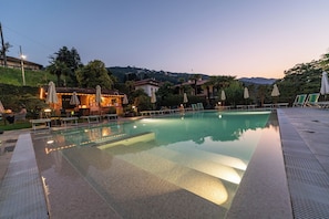 Seasonal outdoor pool, pool umbrellas, sun loungers
