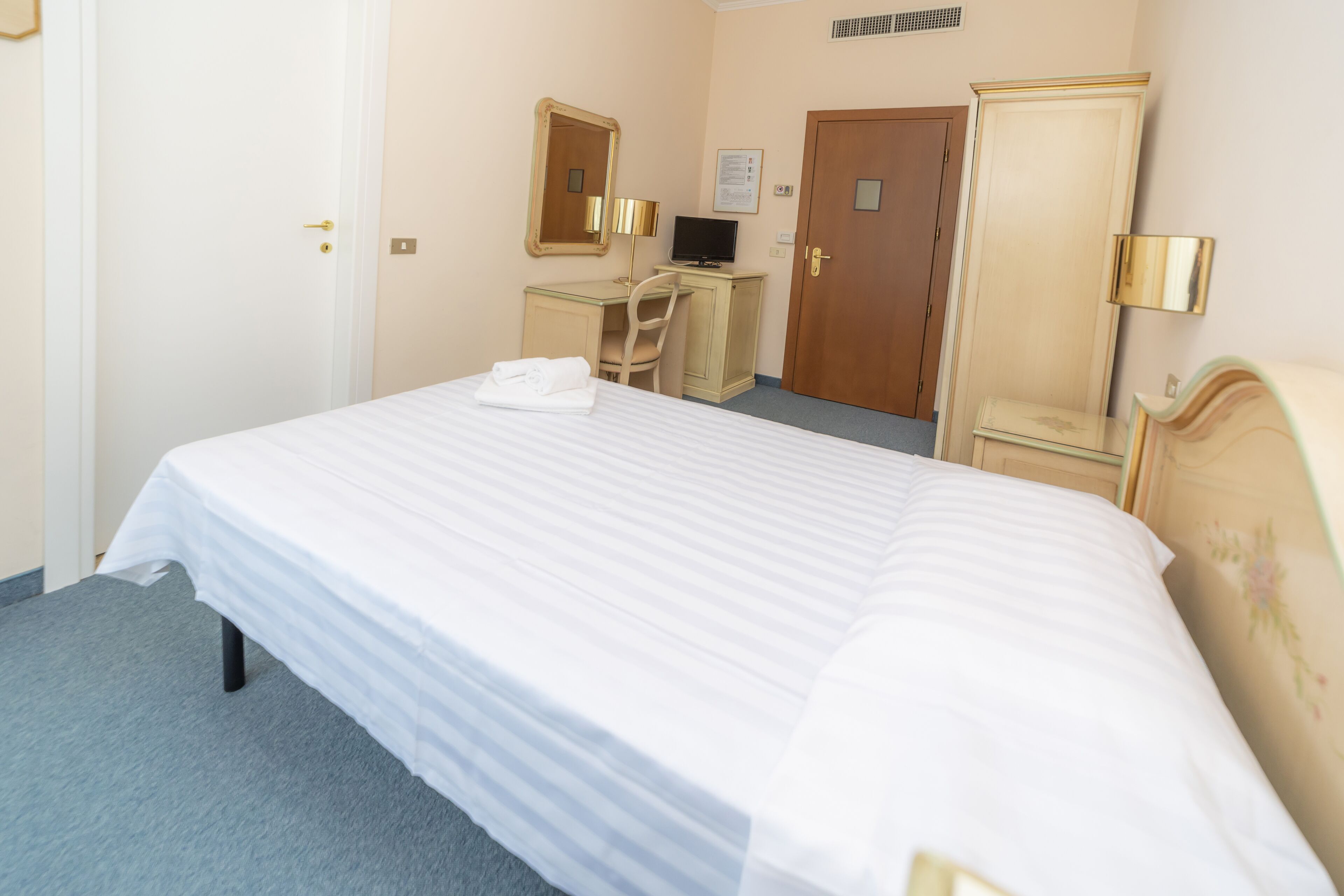 single room, 1 single bed, balcony | minibar, in-room safe, desk, free wifi