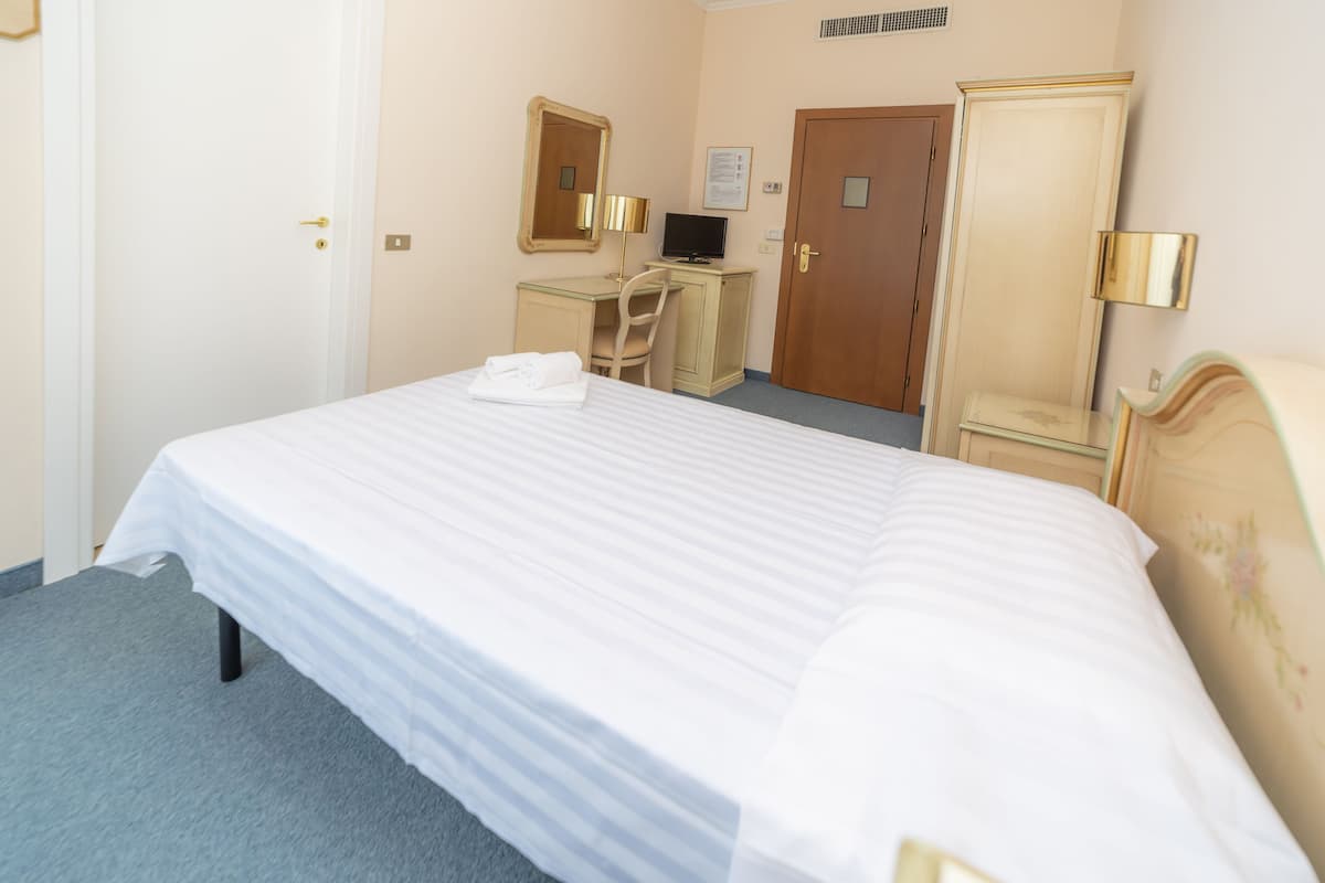 single room, 1 single bed, balcony | minibar, in-room safe, desk, free wifi