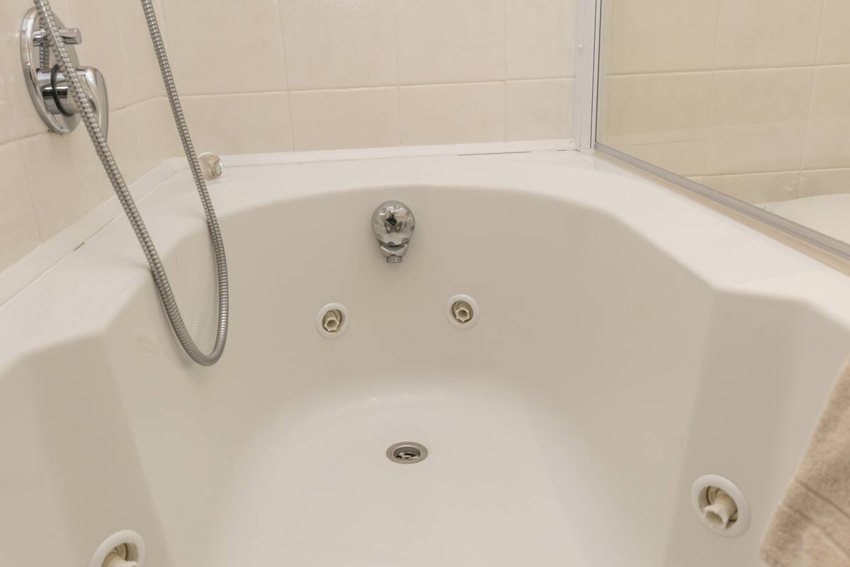 junior suite, 1 bedroom | jetted bathtub