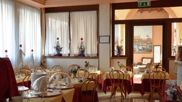 Esmorzar diari d'estil bufet gratuït