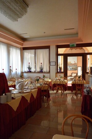 Esmorzar diari d'estil bufet gratuït 